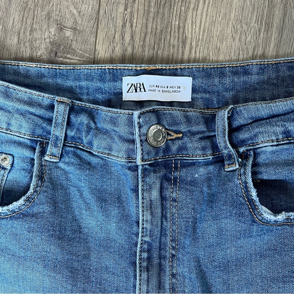 Zara Jean Shorts Light Wash Distressed Bottom Ripped Look Size 8 - Picture 4 of 5